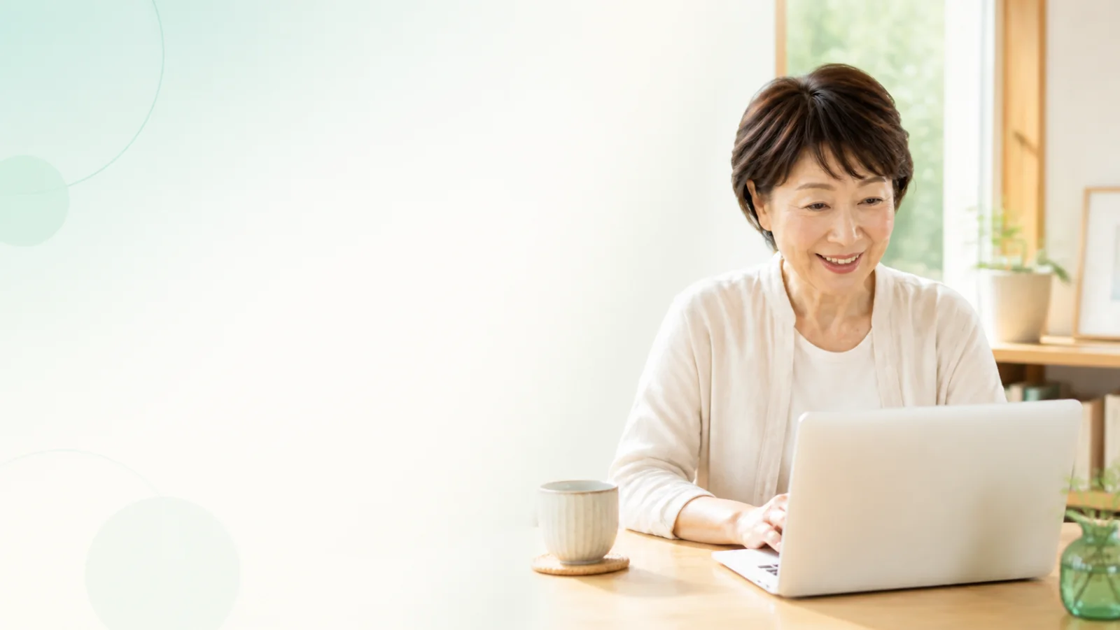 明るい自宅でノートパソコンを使いながらAI講座を受ける女性